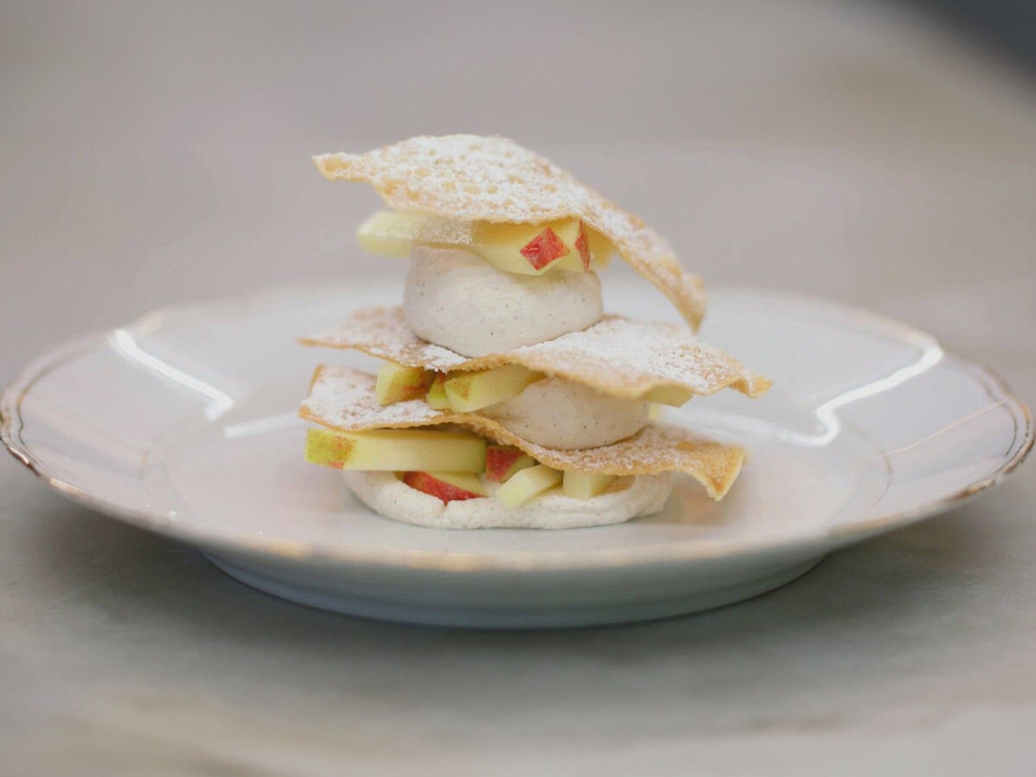 Wonton-millefeuille met appel en zoete mascarpone