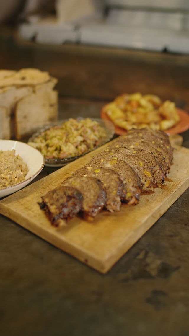 Kerstgehaktbrood, knolselderpuree en kool met spekjes