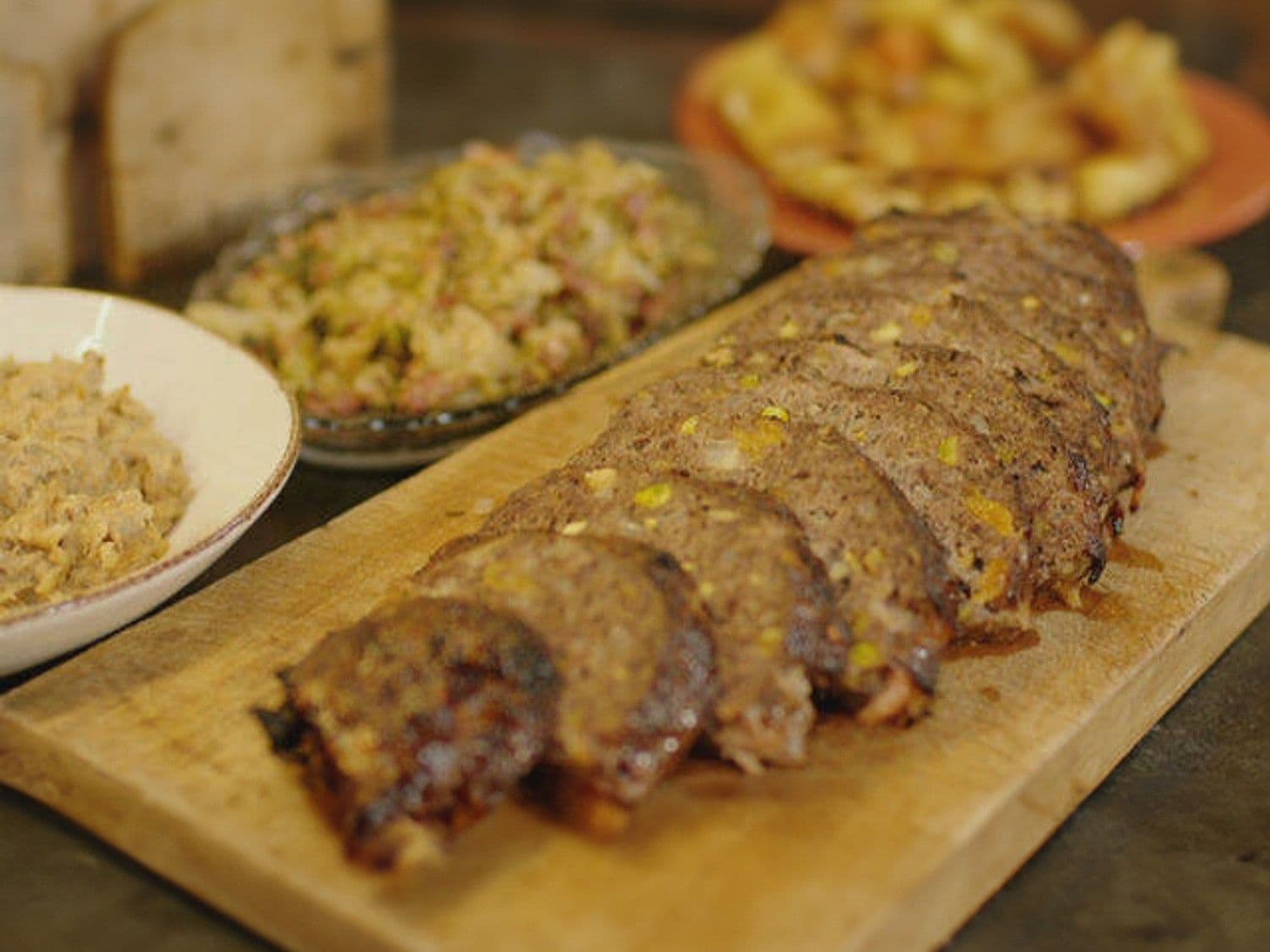 Kerstgehaktbrood, knolselderpuree en kool met spekjes