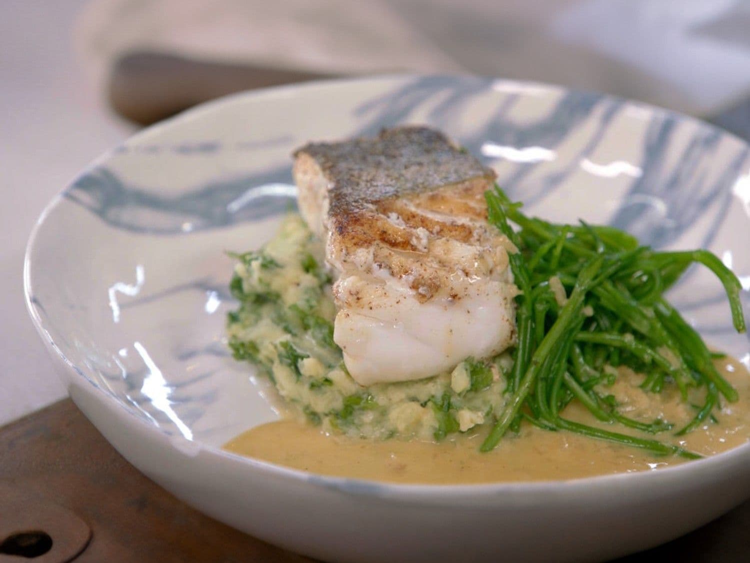Kabeljauw met algenpuree en beurre blanc met miso