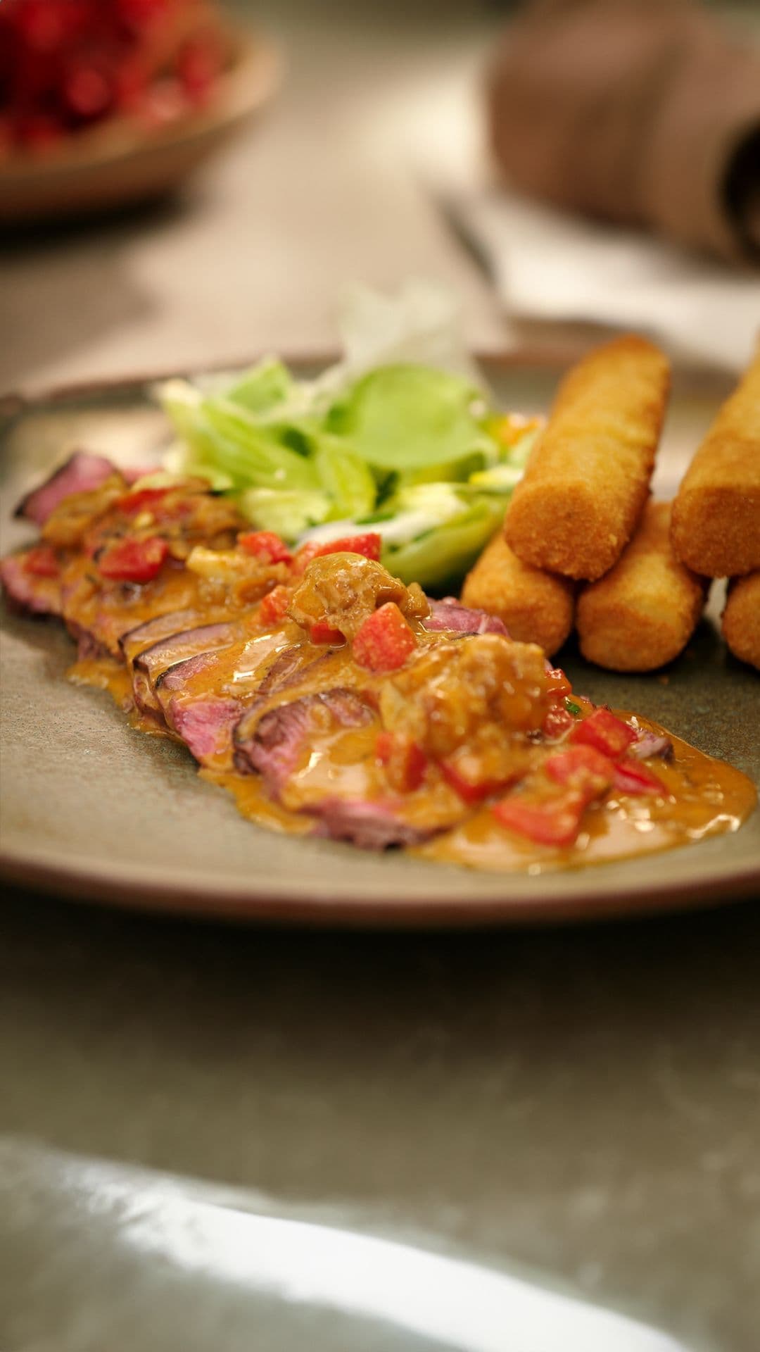 Steak Stroganoff met kroketten en een salade