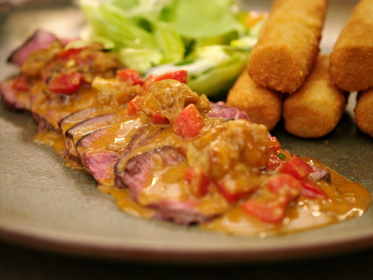 Steak Stroganoff met kroketten en een salade