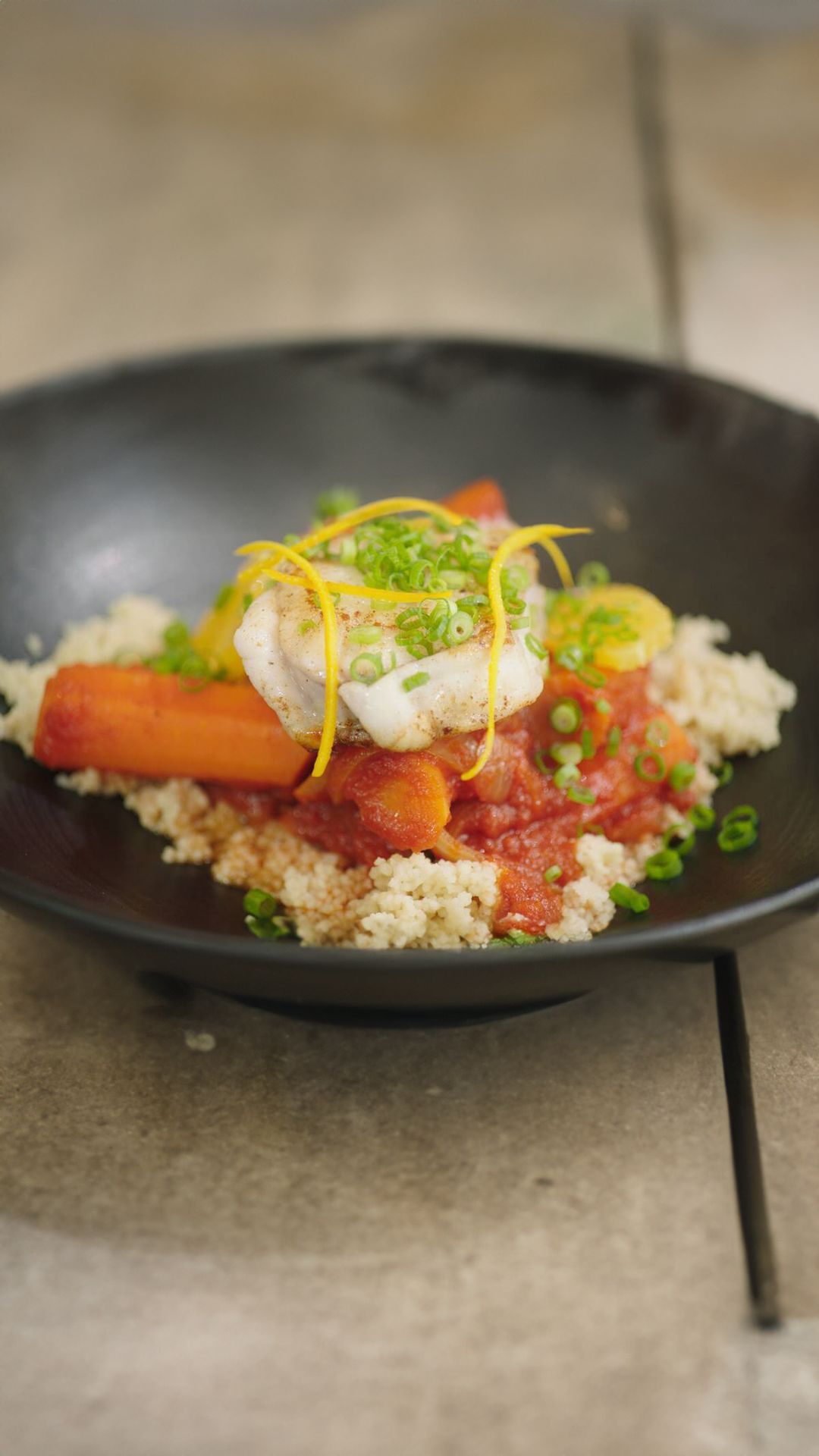 Zeeduivel met couscous, sinaasappel en wortel