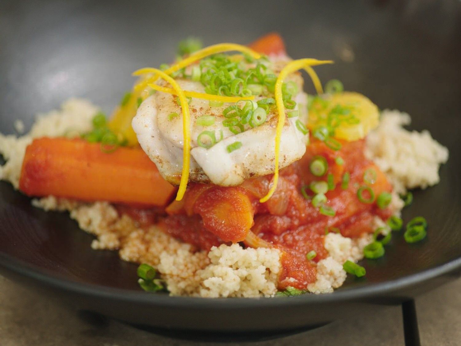Zeeduivel met couscous, sinaasappel en wortel