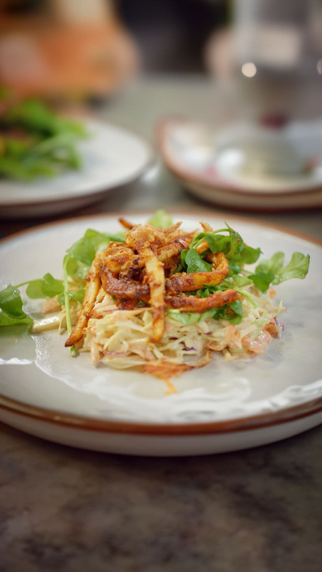 Kortgebakken inktvis met rode curry, oosterse coleslaw en waterkers