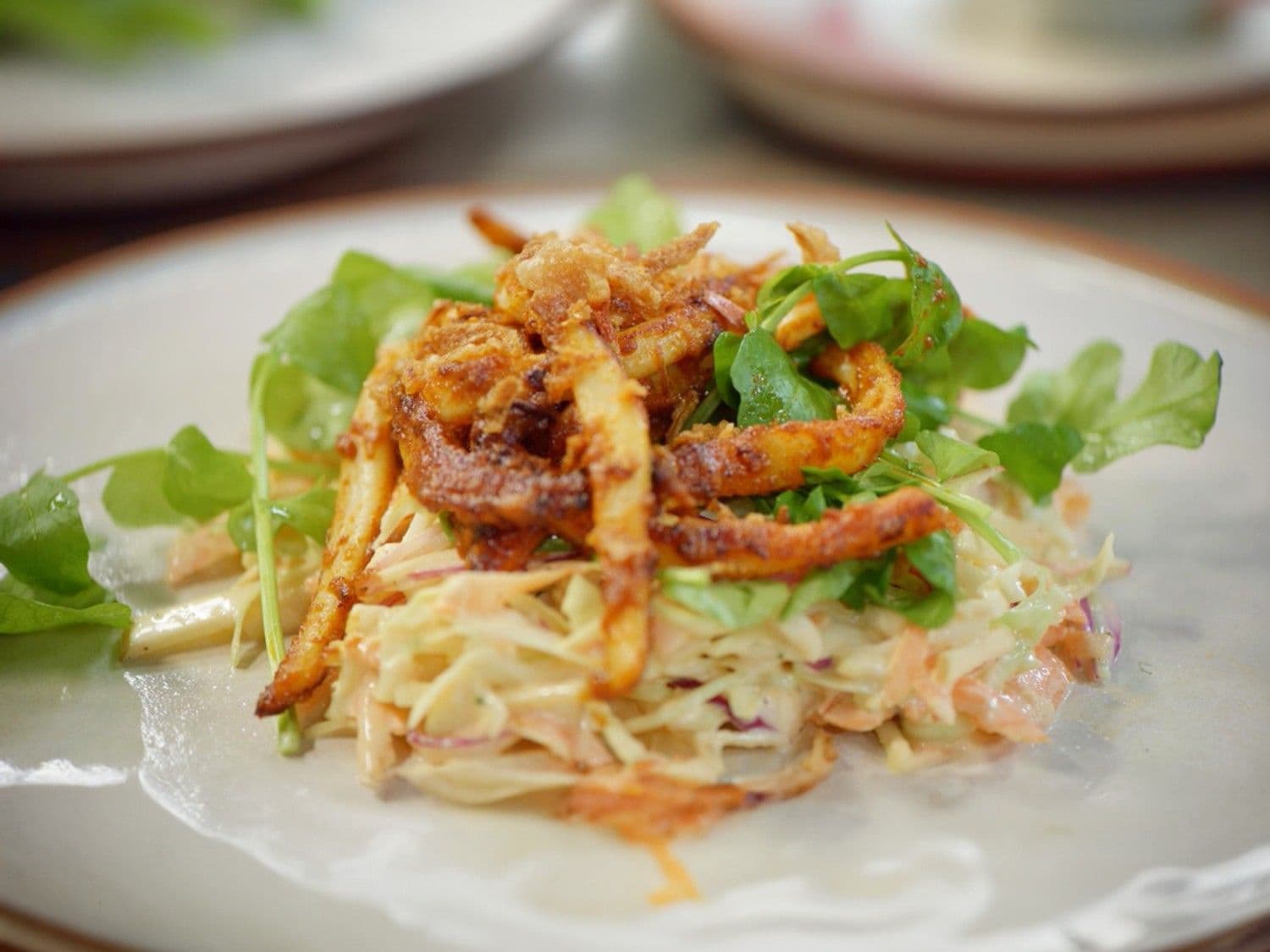Kortgebakken inktvis met rode curry, oosterse coleslaw en waterkers