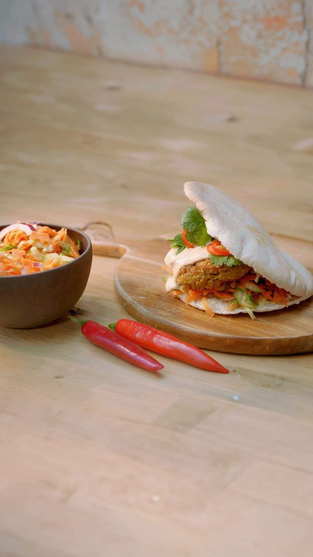 Pitabroodje met linzenburger en samuraidressing