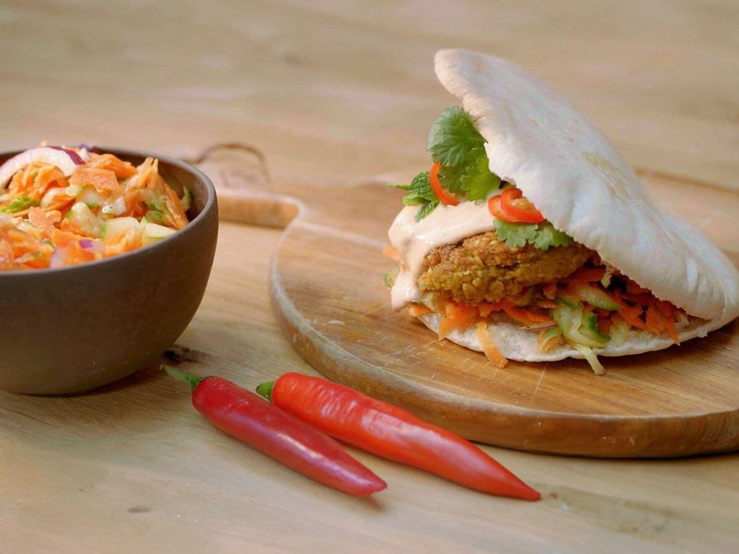 Pitabroodje met linzenburger en samuraidressing