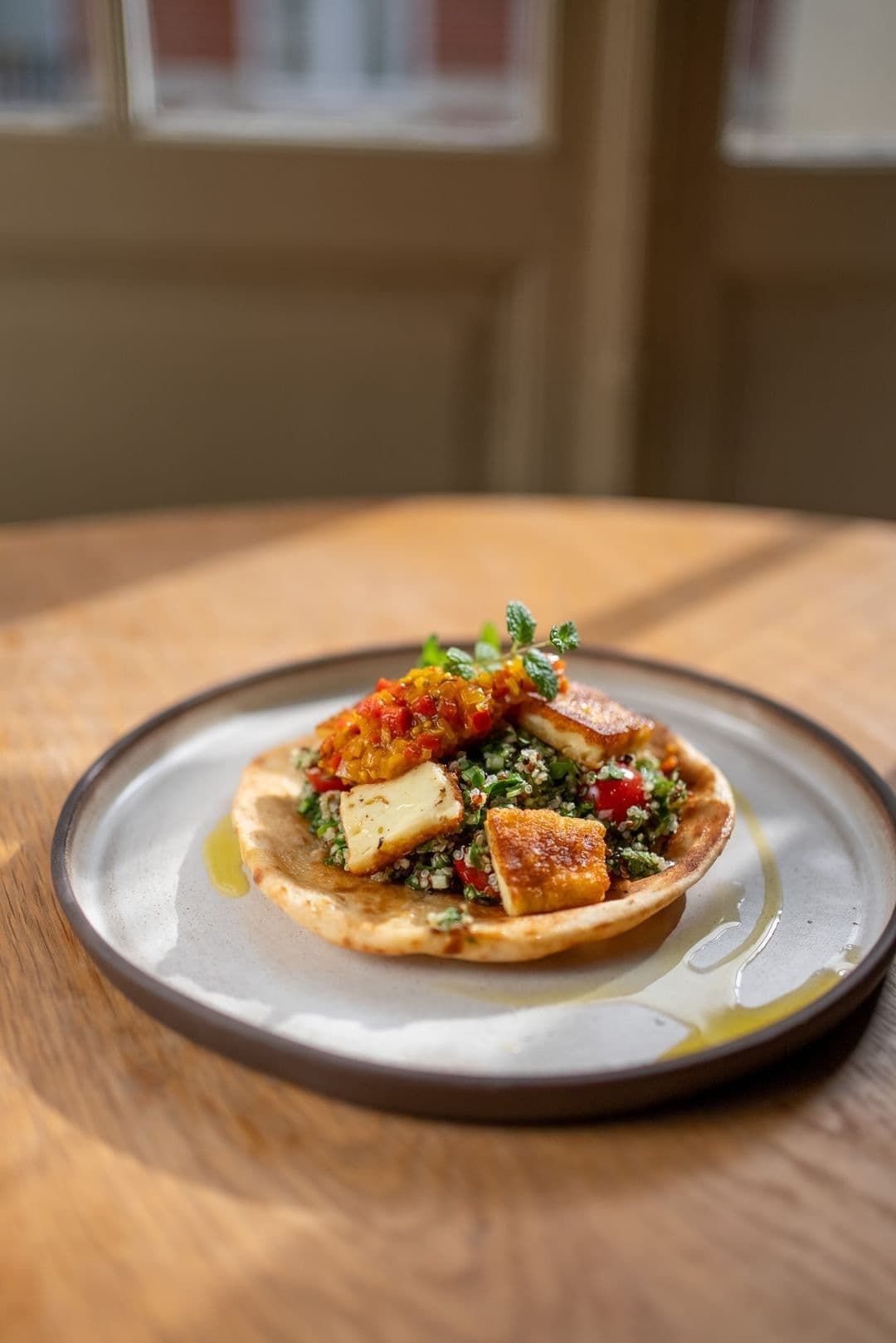 Quinoa tabouleh met Berloumi en relish van paprika en chili