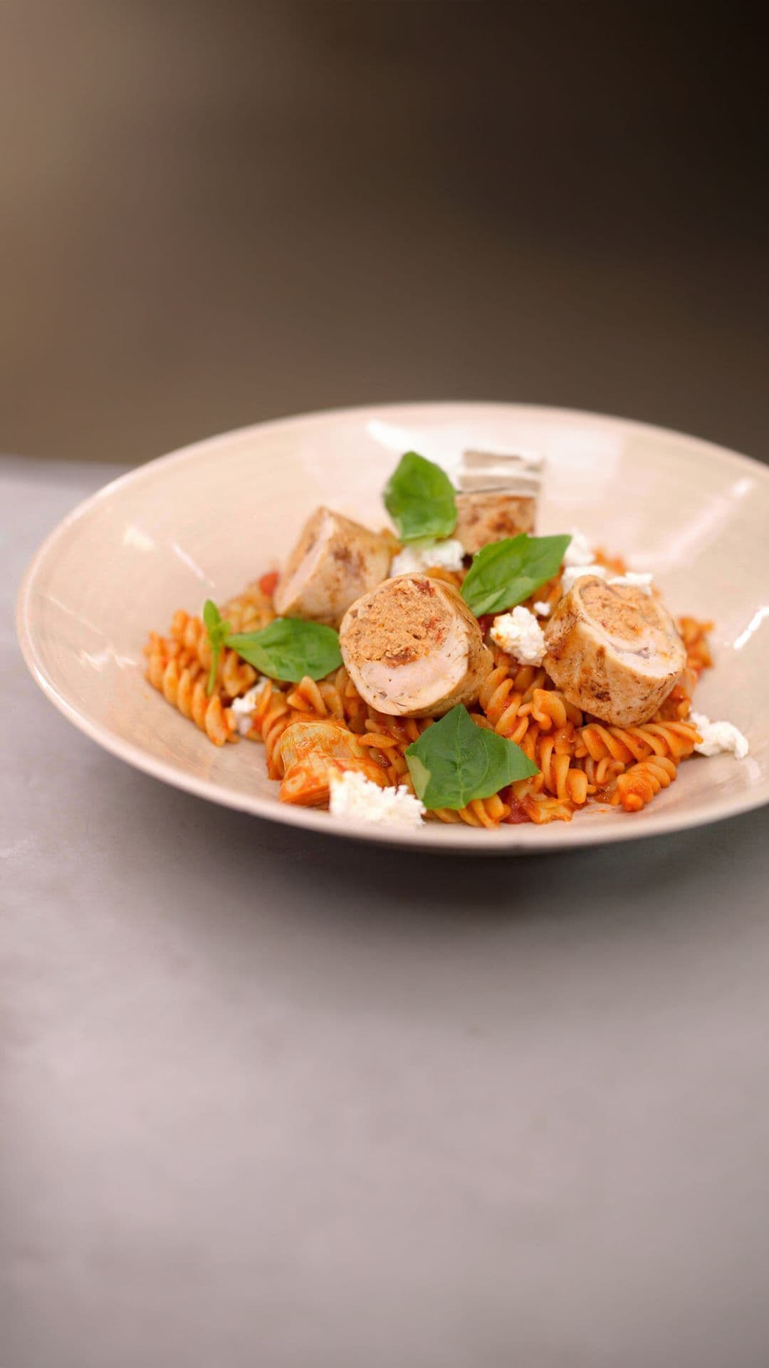 Kiprolladen met geitenkaas, tomaat en pasta