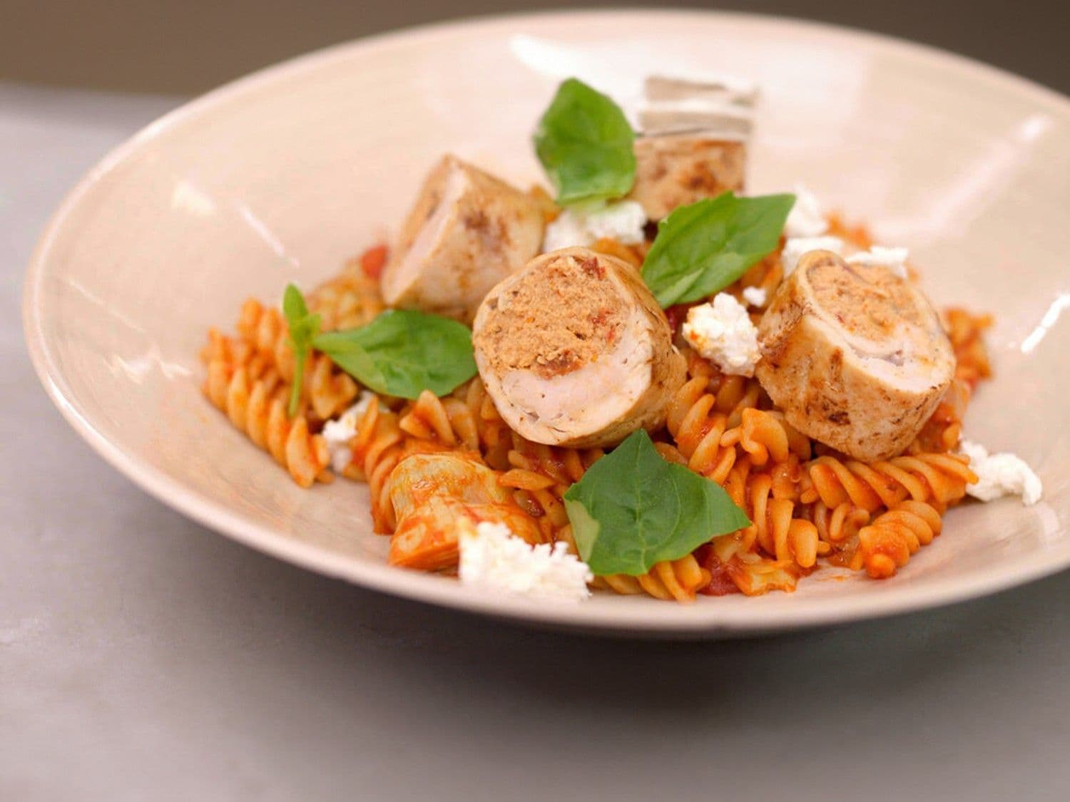 Kiprolladen met geitenkaas, tomaat en pasta