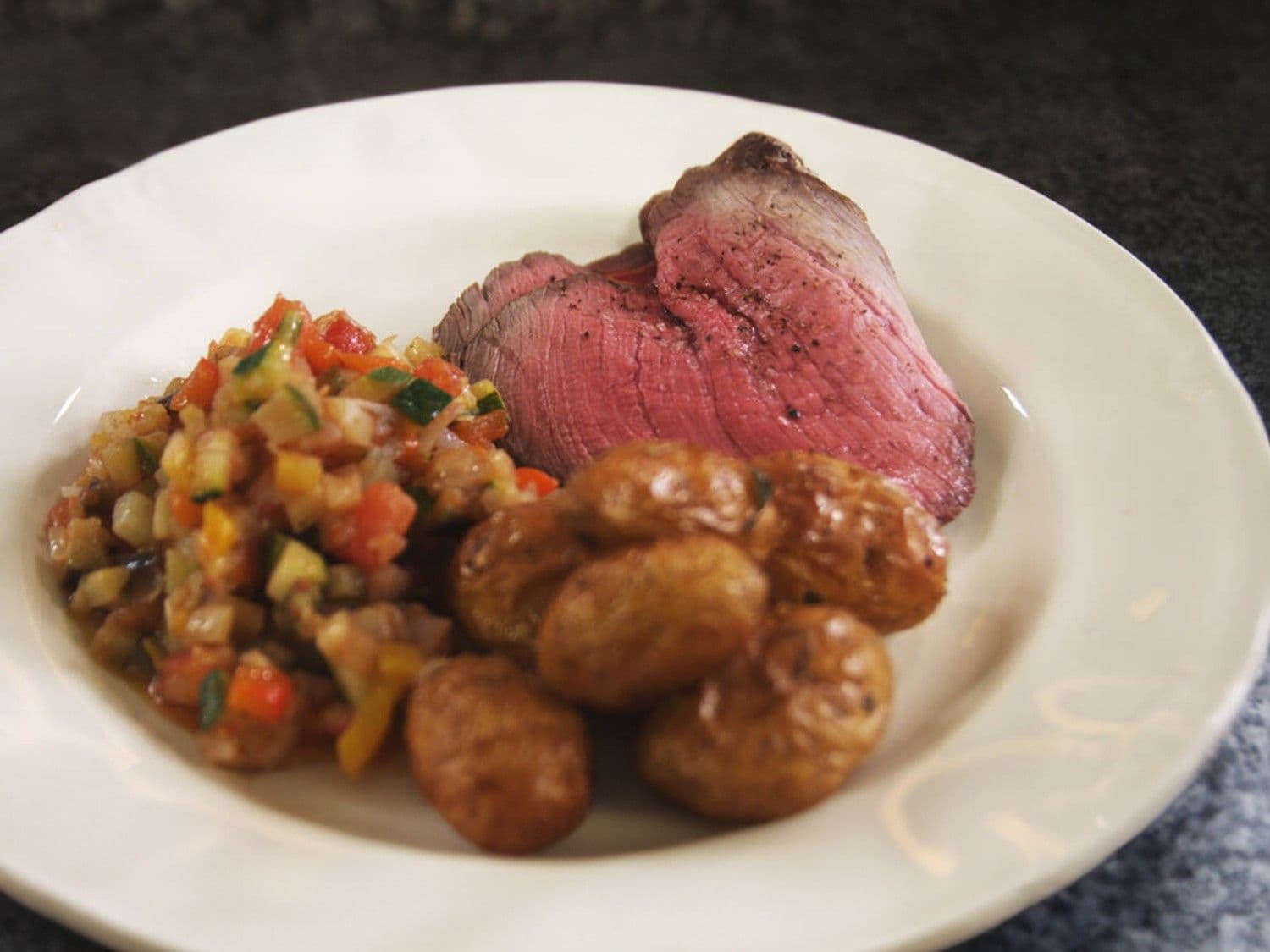 Rosbief met ratatouille en aardappeltjes