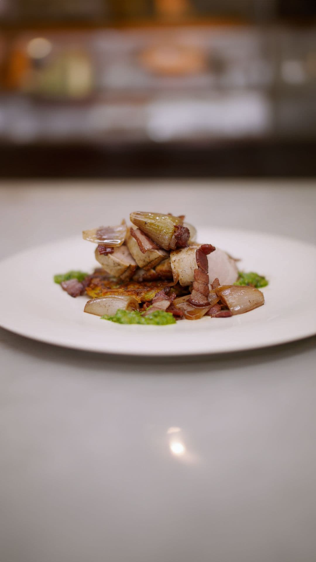 Varkenshaasje met aardappel-courgetterösti en salsa verde