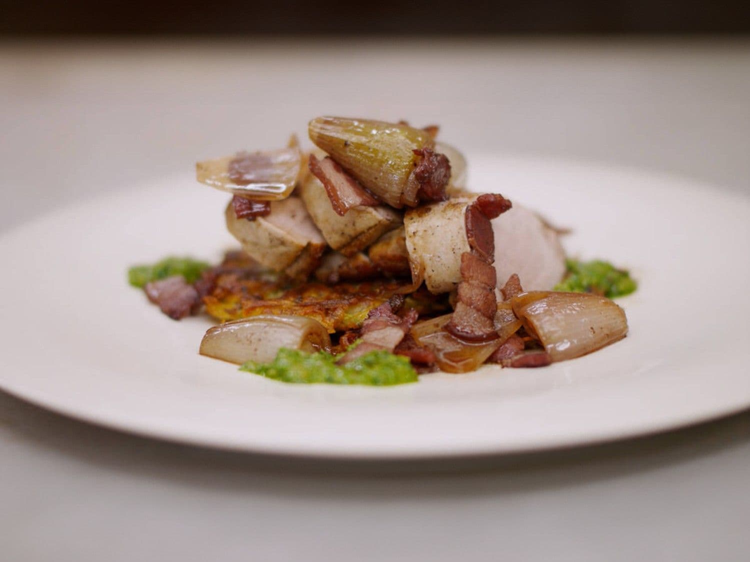 Varkenshaasje met aardappel-courgetterösti en salsa verde