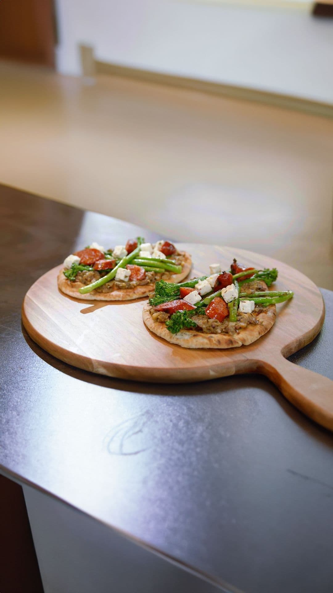 Naan met baba ganoush, bimi en chorizo