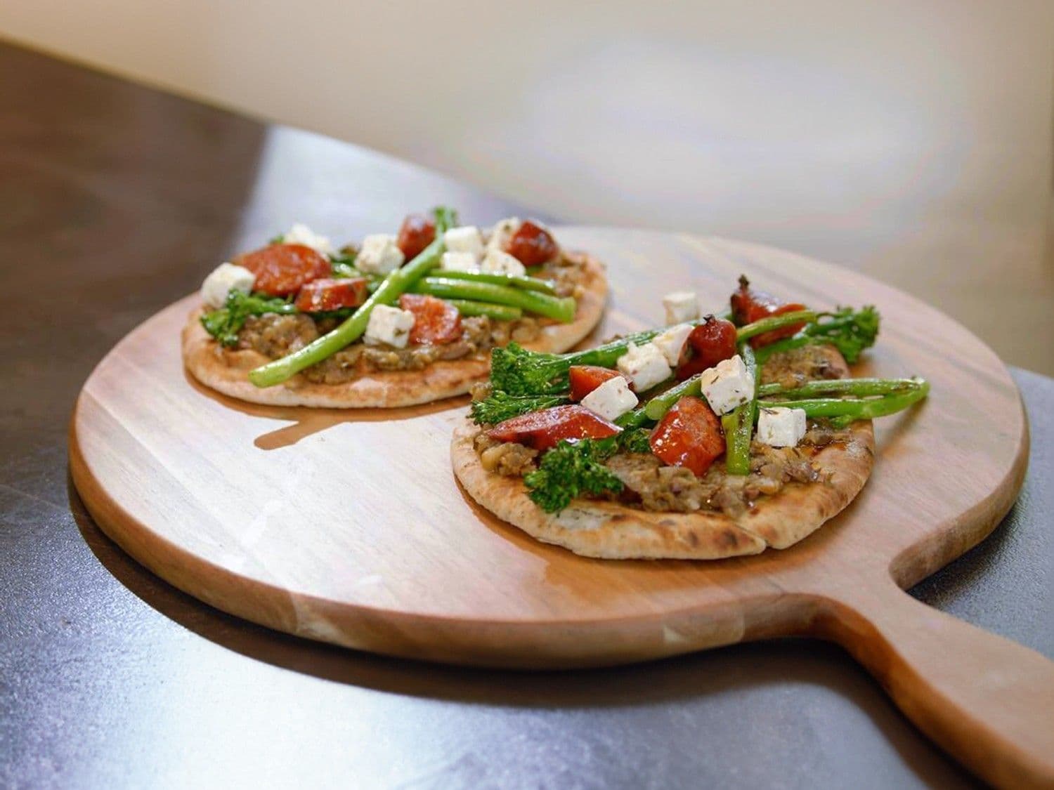 Naan met baba ganoush, bimi en chorizo