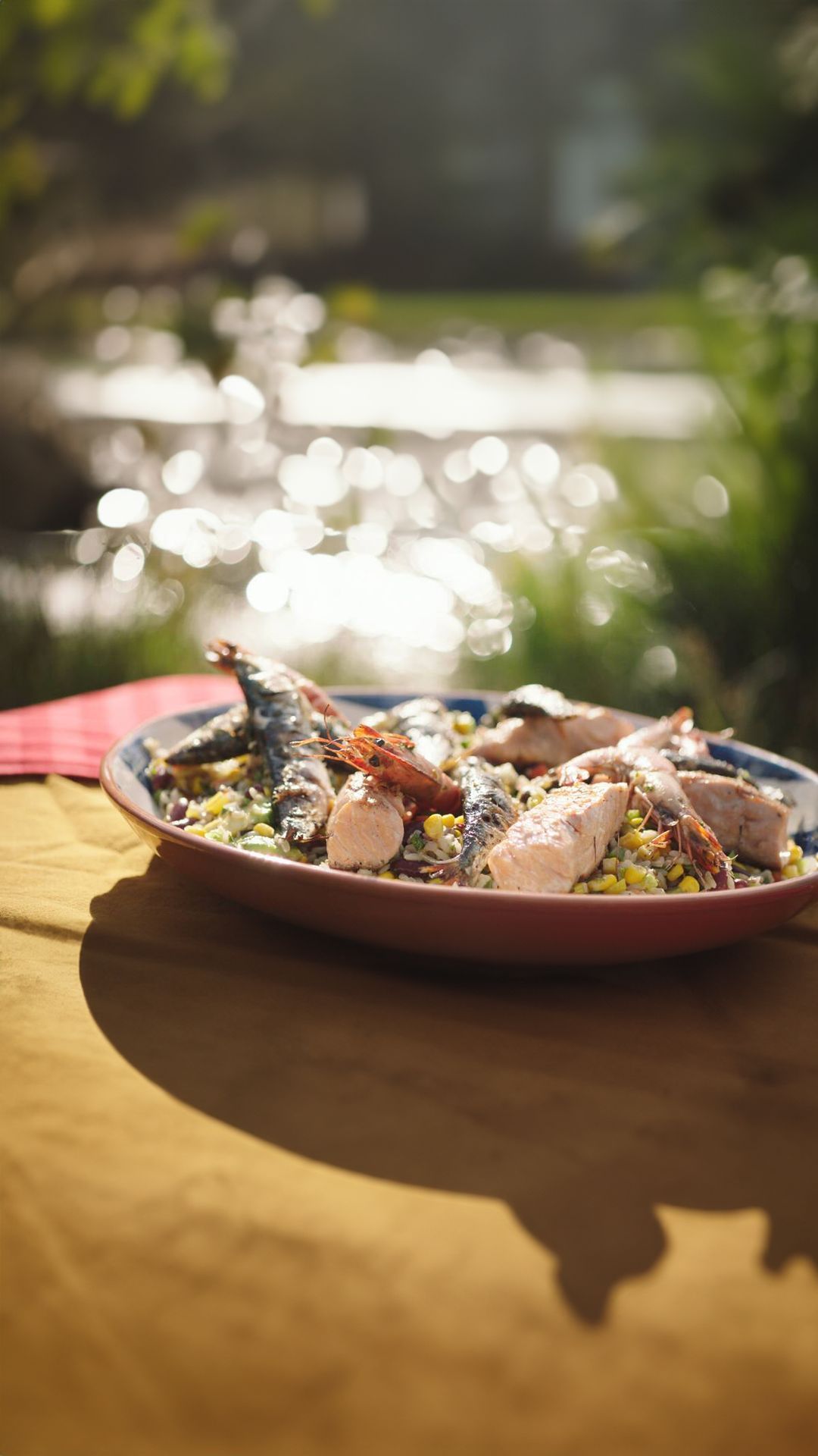 Mixed grill van vis met rijstsalade