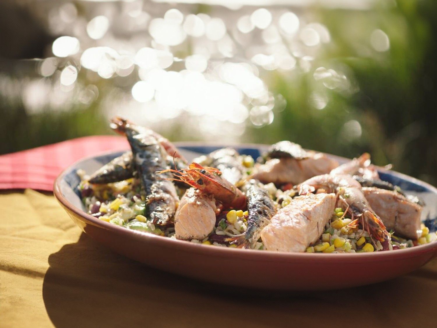 Mixed grill van vis met rijstsalade