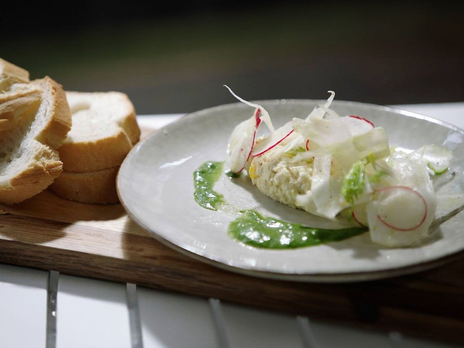 Vissalade met radijs en groene kruiden
