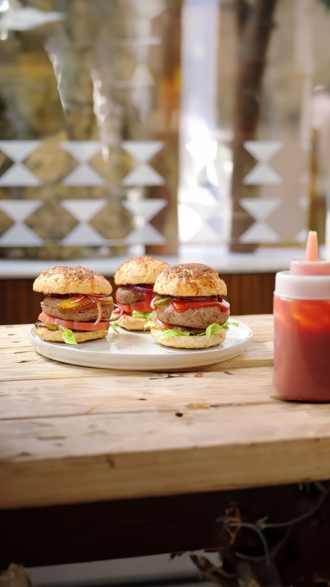 Hamburger met ketchup van zoete paprika’s 