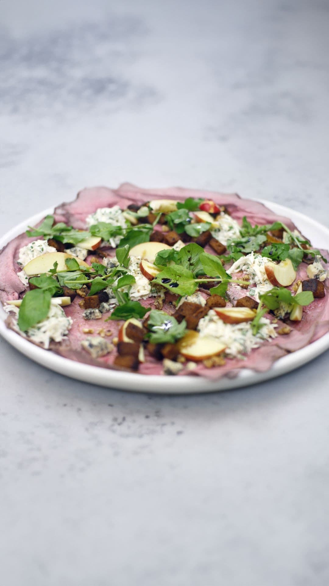 Carpaccio van rosbief, waldorf-stijl