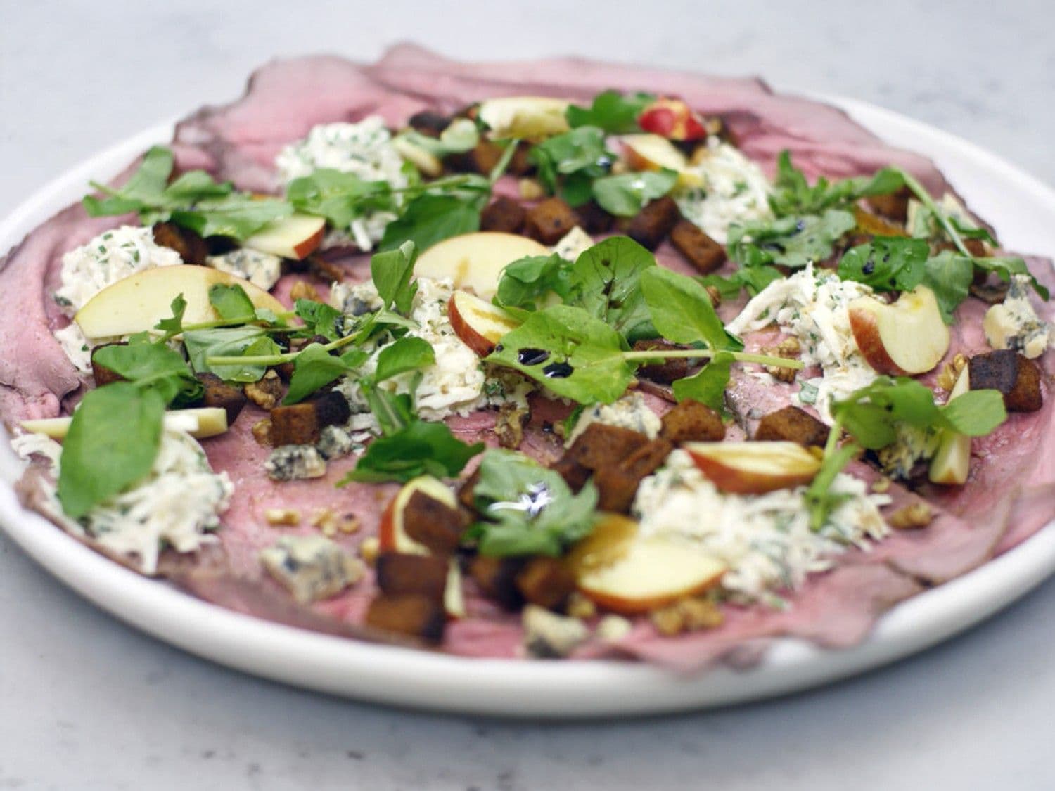 Carpaccio van rosbief, waldorf-stijl