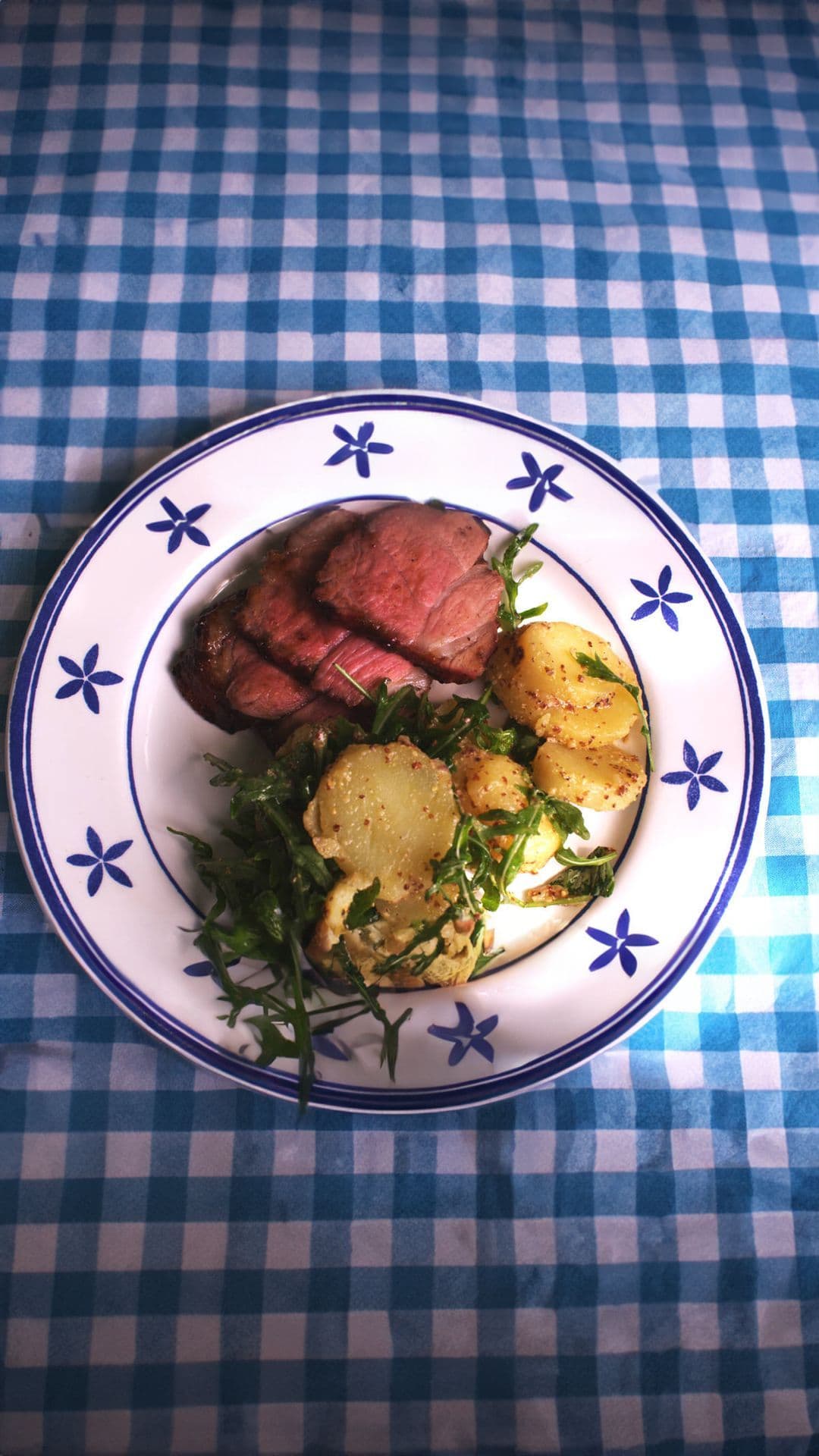 Gelakte spiering op de barbecue met aardappelsalade