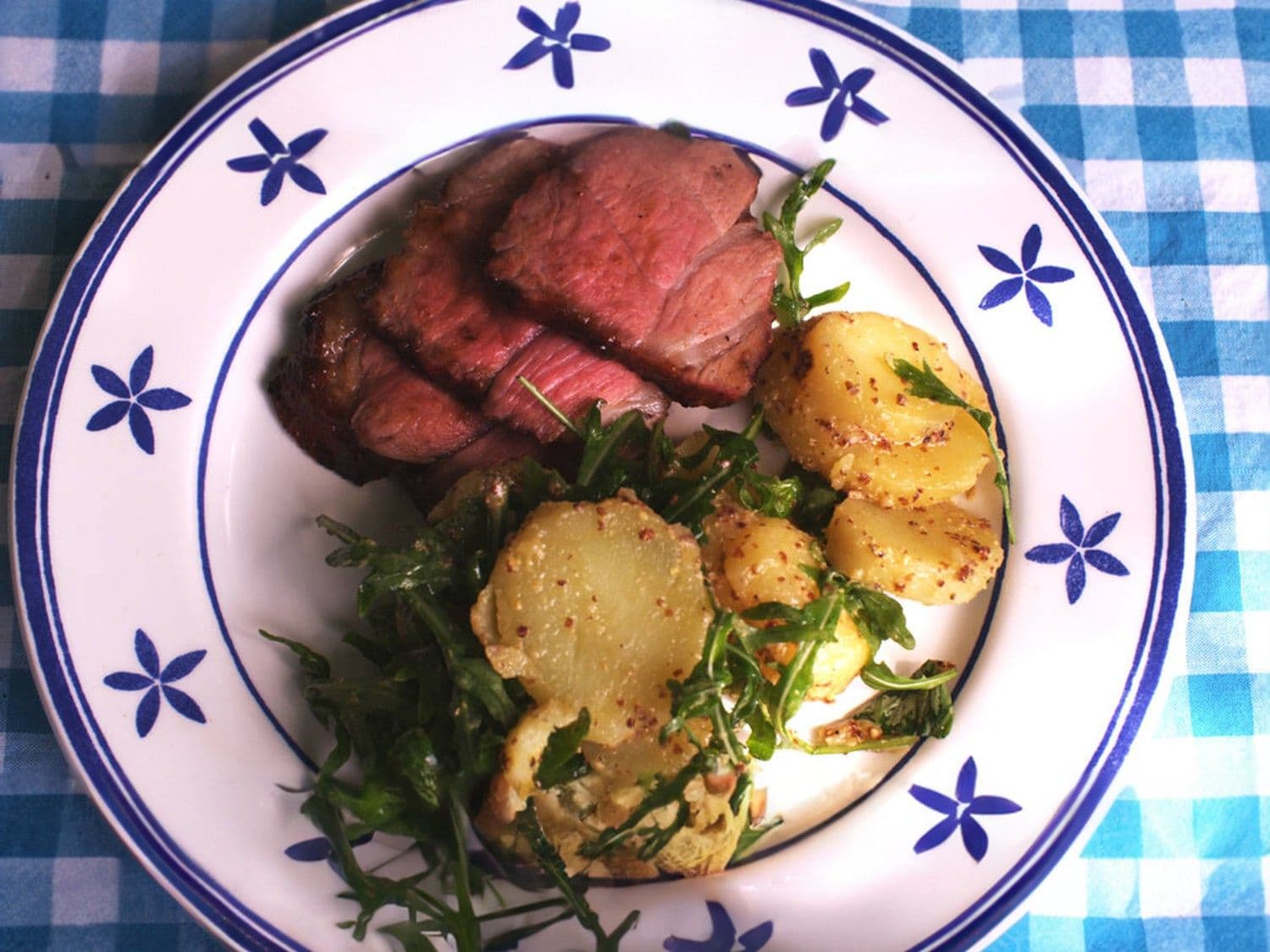 Gelakte spiering op de barbecue met aardappelsalade