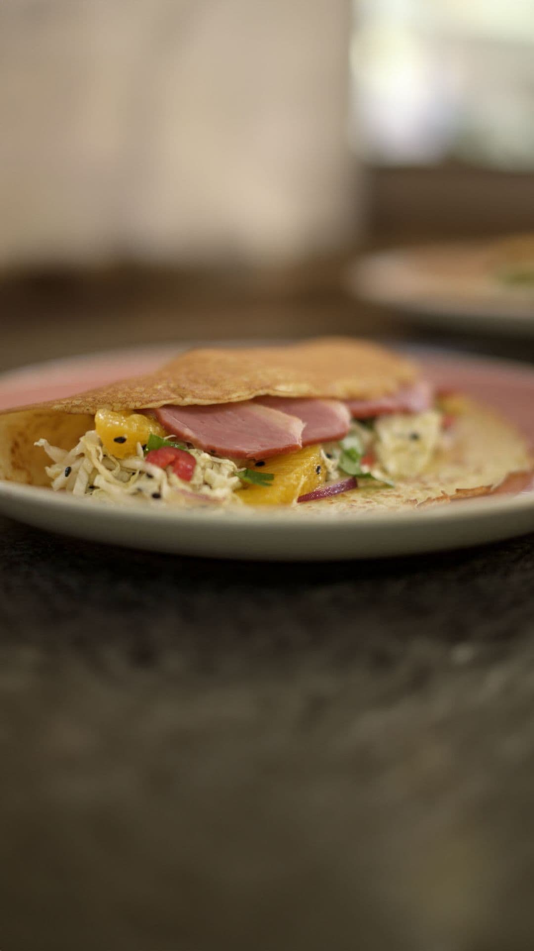 Koolsalade, sinaasappel en eendenborst in een polentapannenkoek