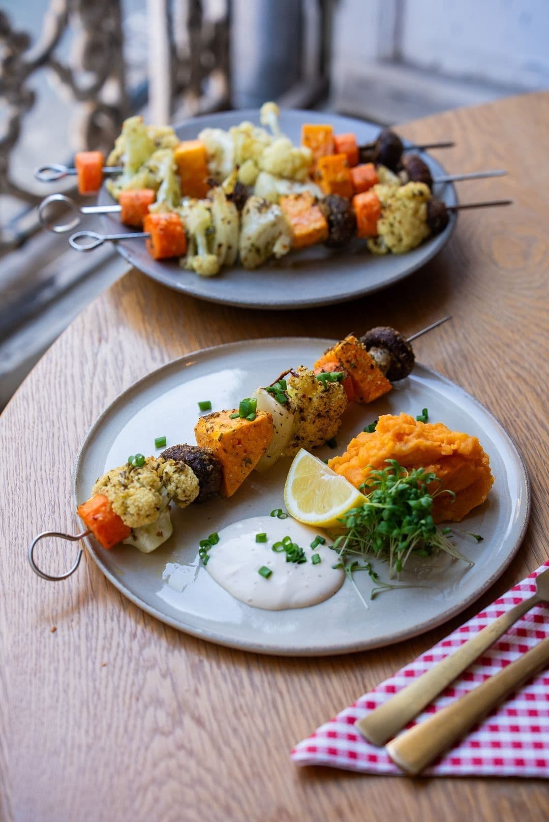 Groentetwijfelaar met zoete aardappelpuree en citroenmayonaise