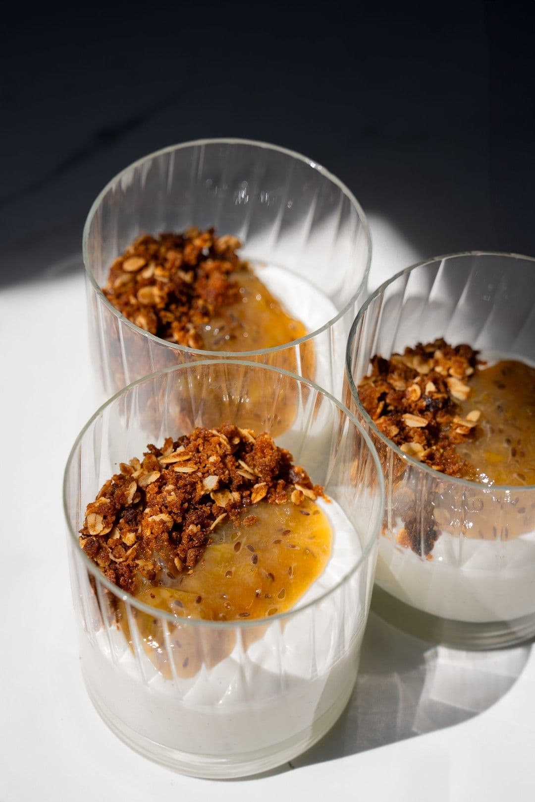 Compote van stekelbessen met plattekaasmousse en havermoutcrumble