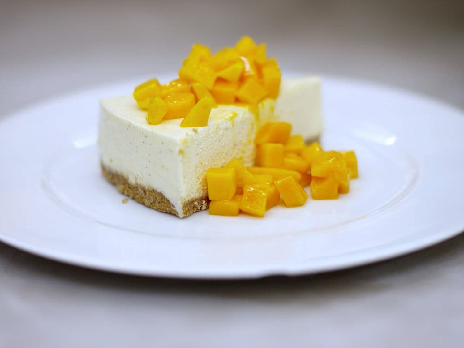 Vanillebavarois met mango en volkoren koekjes