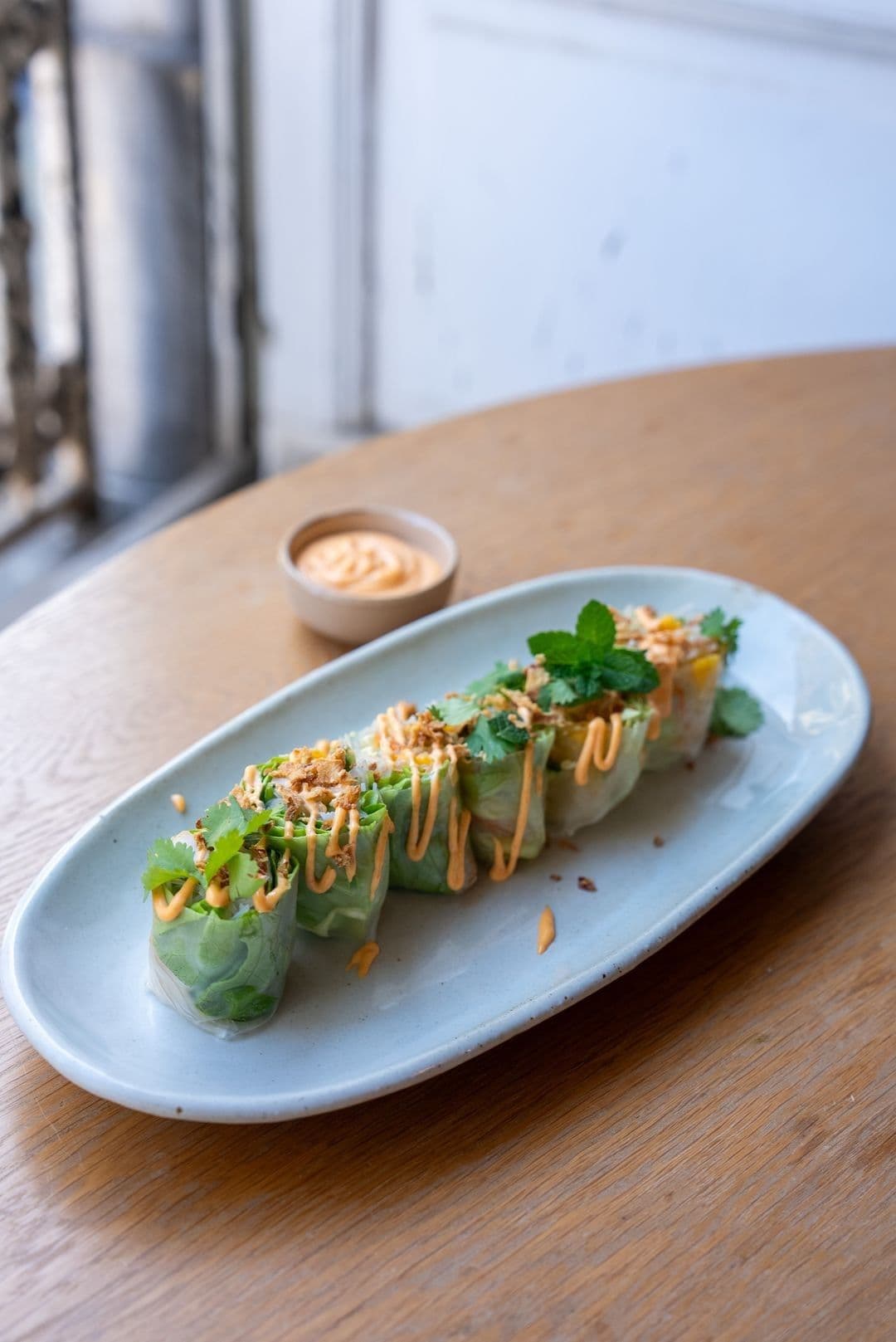 Rijstpapierrol met scampi-mihoensalade en thaise dressing met sriracha