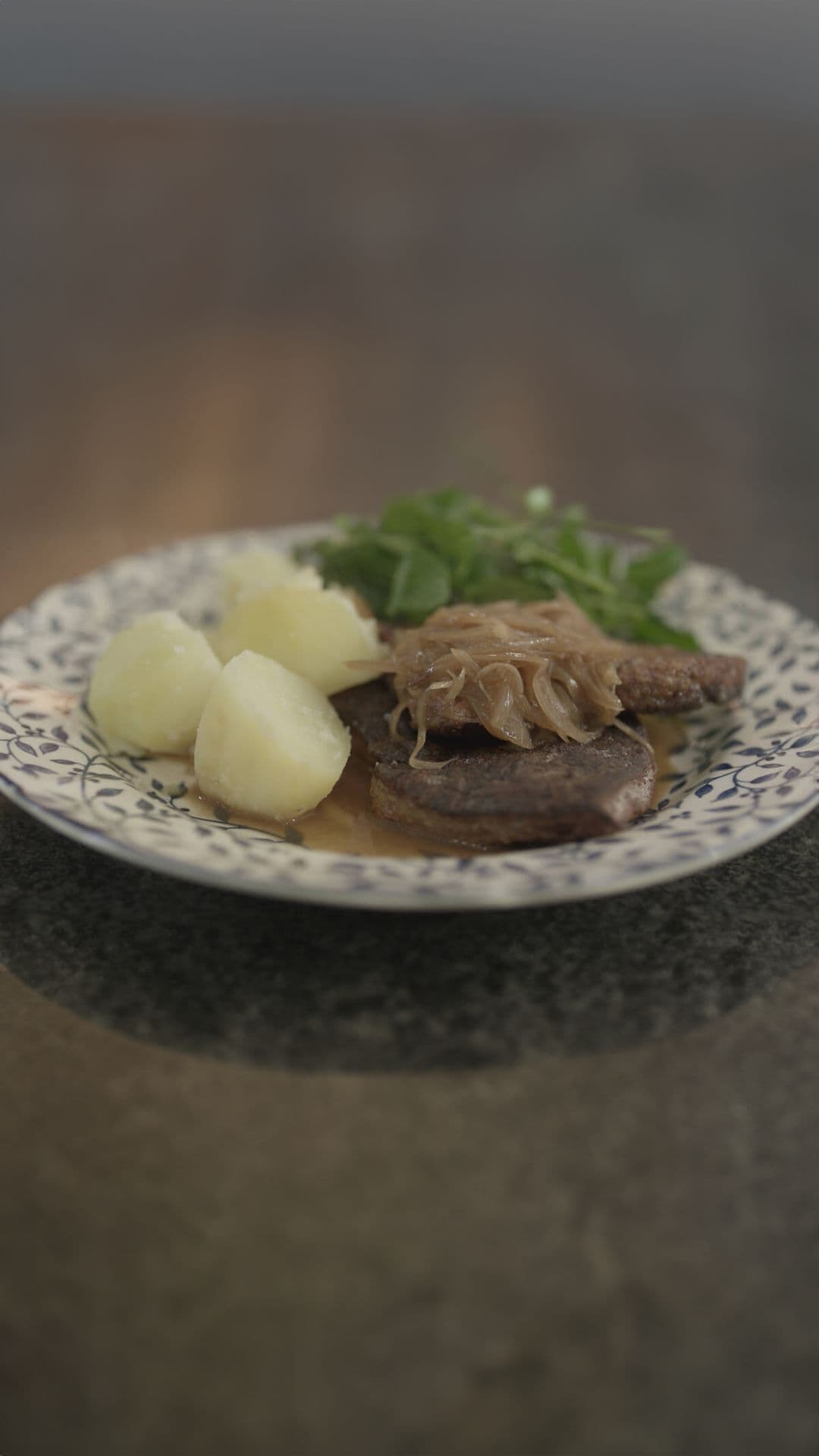 Kalfslever in madeirasaus met sjalot en aardappelen