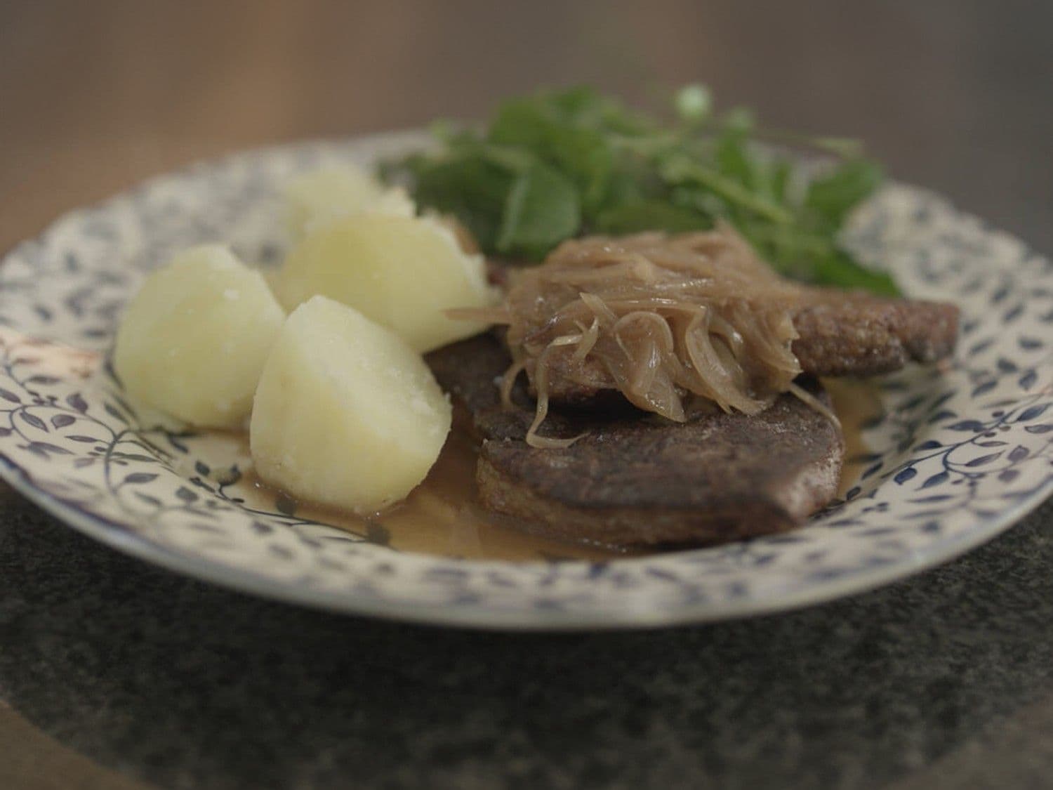 Kalfslever in madeirasaus met sjalot en aardappelen