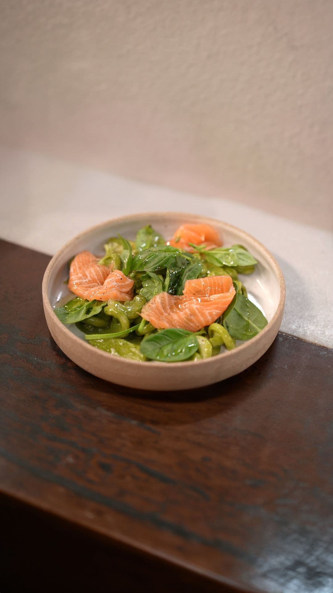 Pasta met asperges, geitenkaas, spinazie en gerookte zalmsnippers