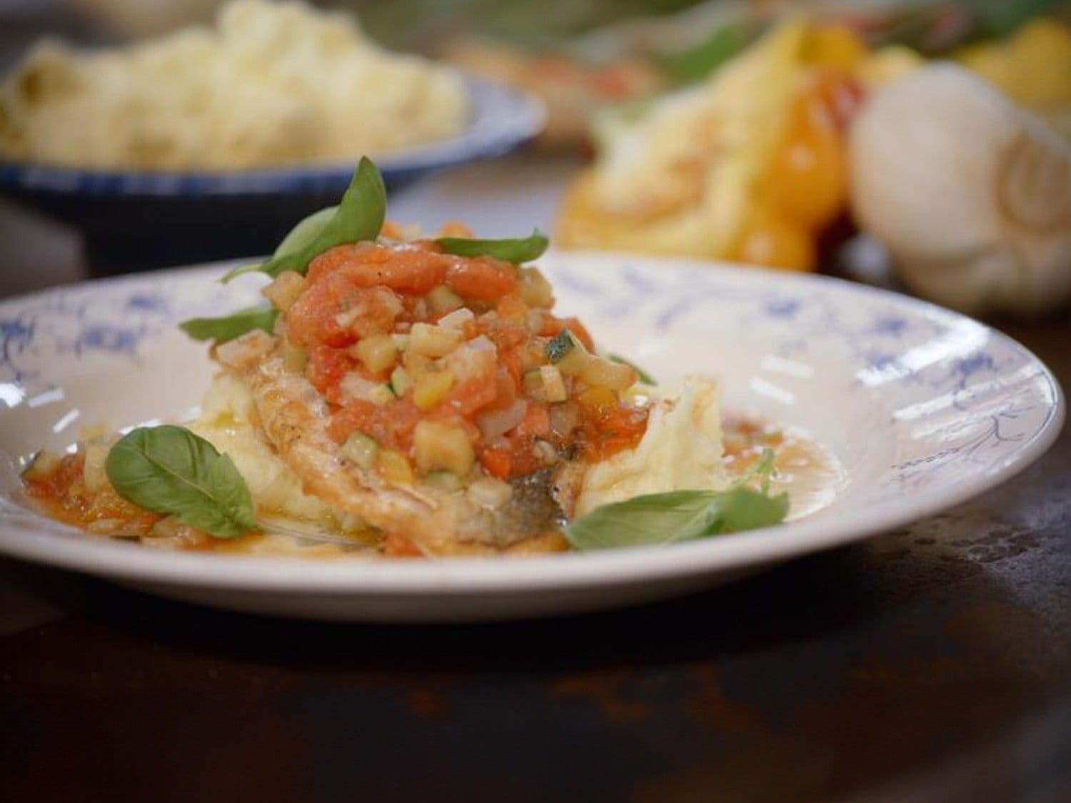 Goudbrasem met Provençaalse saus en geitenkaaspuree
