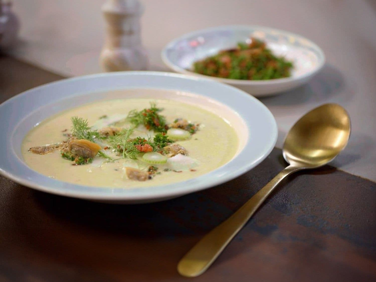 Looksoep met palourdes, witbier en gremolata van spek