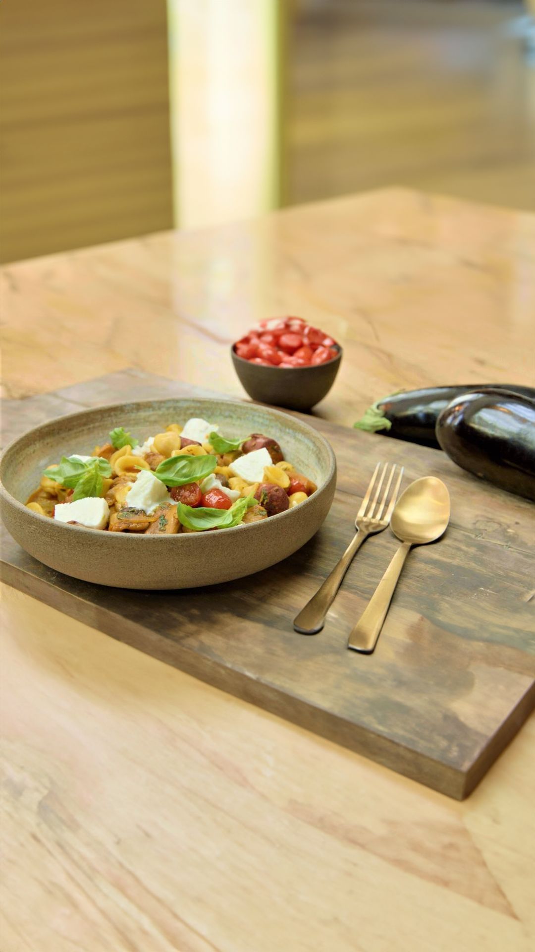 Orecchiette met gebakken aubergine, chorizo, saffraan en kerstomaten