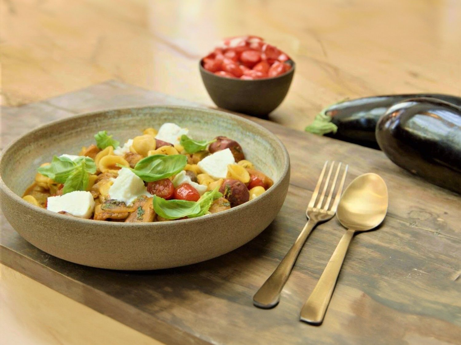 Orecchiette met gebakken aubergine, chorizo, saffraan en kerstomaten