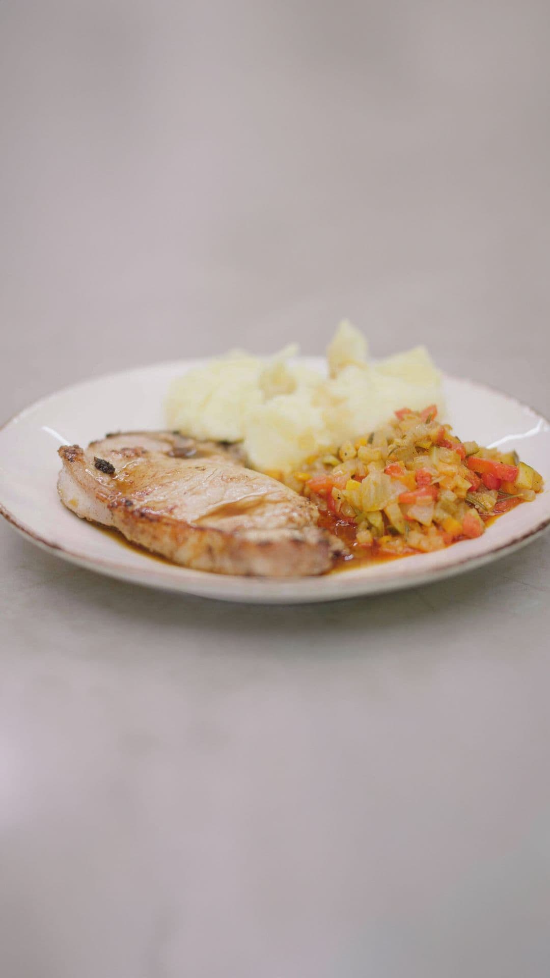 Kalfskoteletten met ratatouille en fijne tijmsaus met honing en rode porto