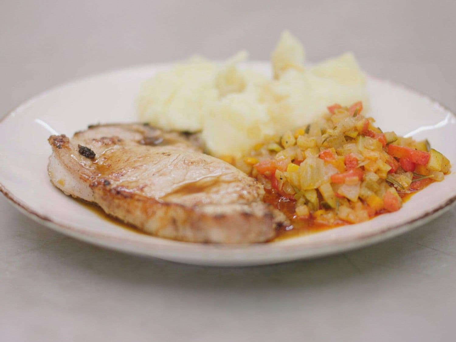 Kalfskoteletten met ratatouille en fijne tijmsaus met honing en rode porto