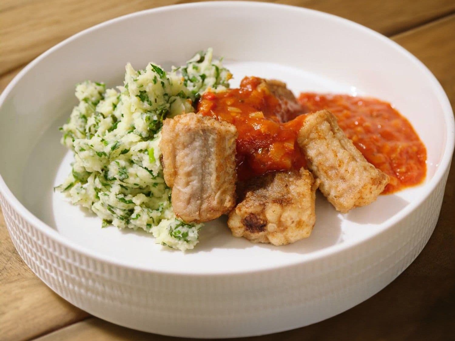 Hondshaai met tomatensaus en groene kruidenpuree