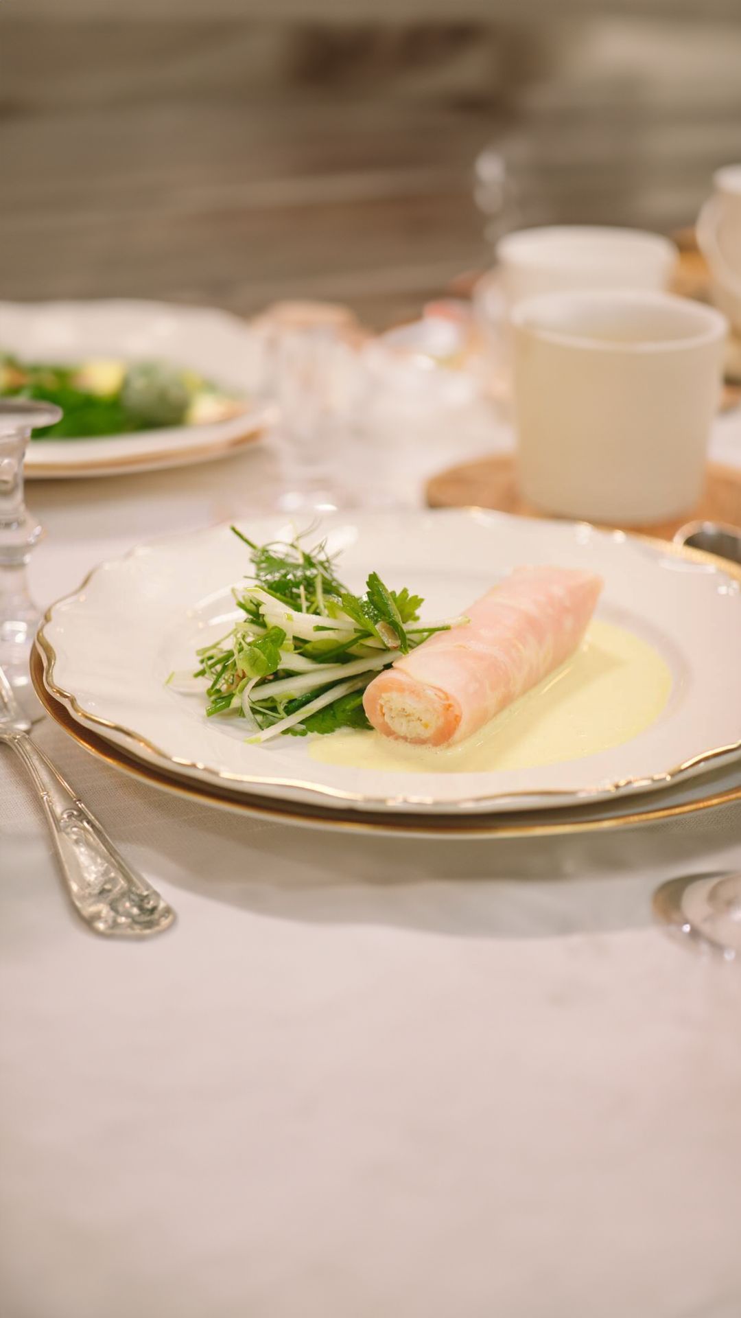 Cannelloni van knolselder met gerookte zalm en currydressing