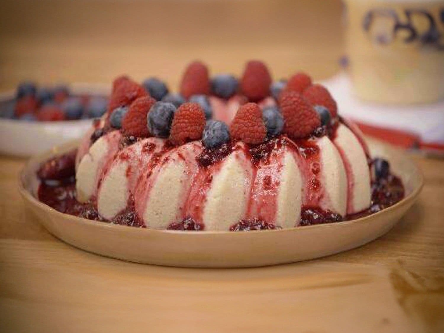 Griesmeelpudding met saus van rood fruit