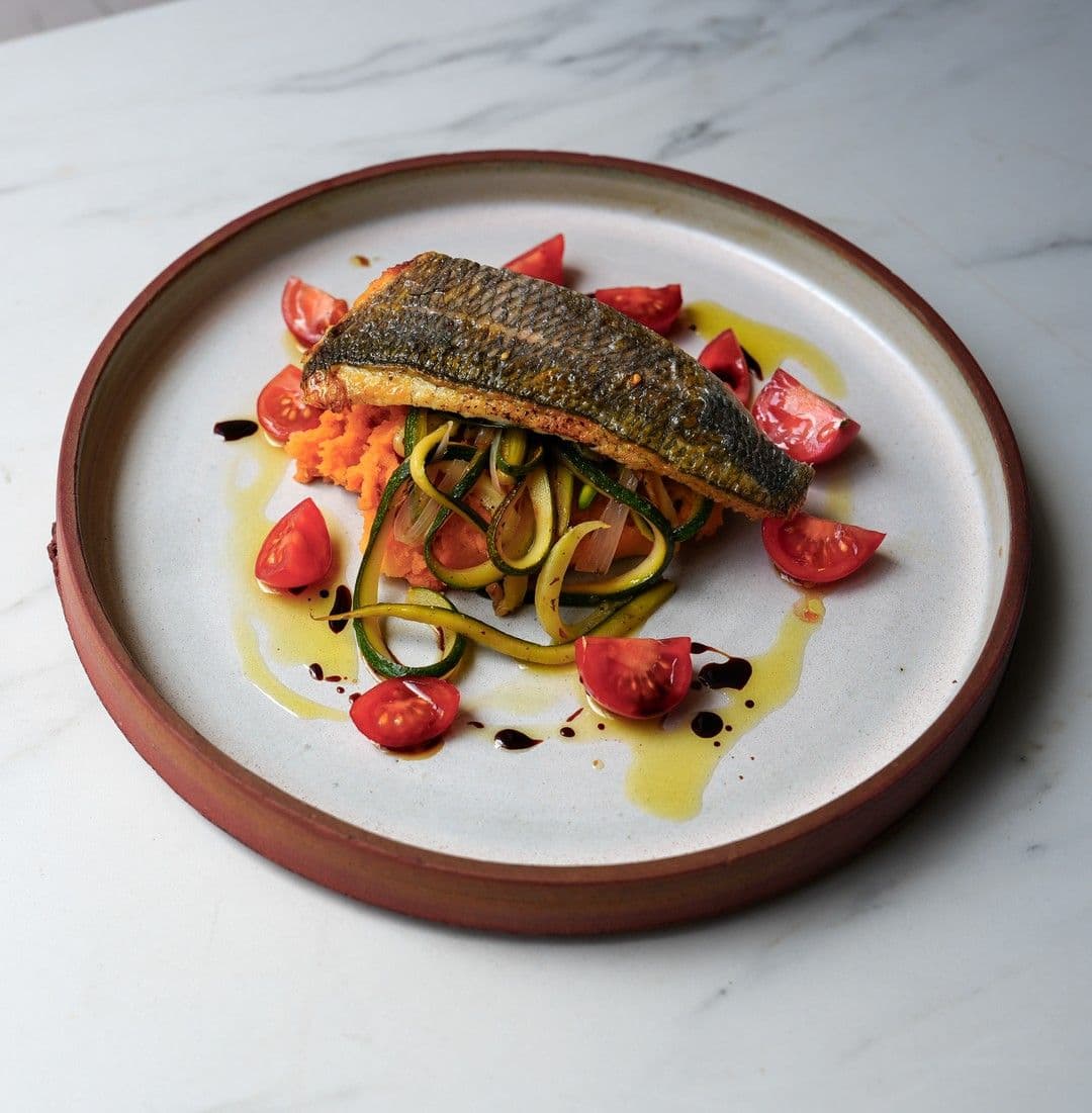 Dorade met tomatenpestopuree en linguine van courgette