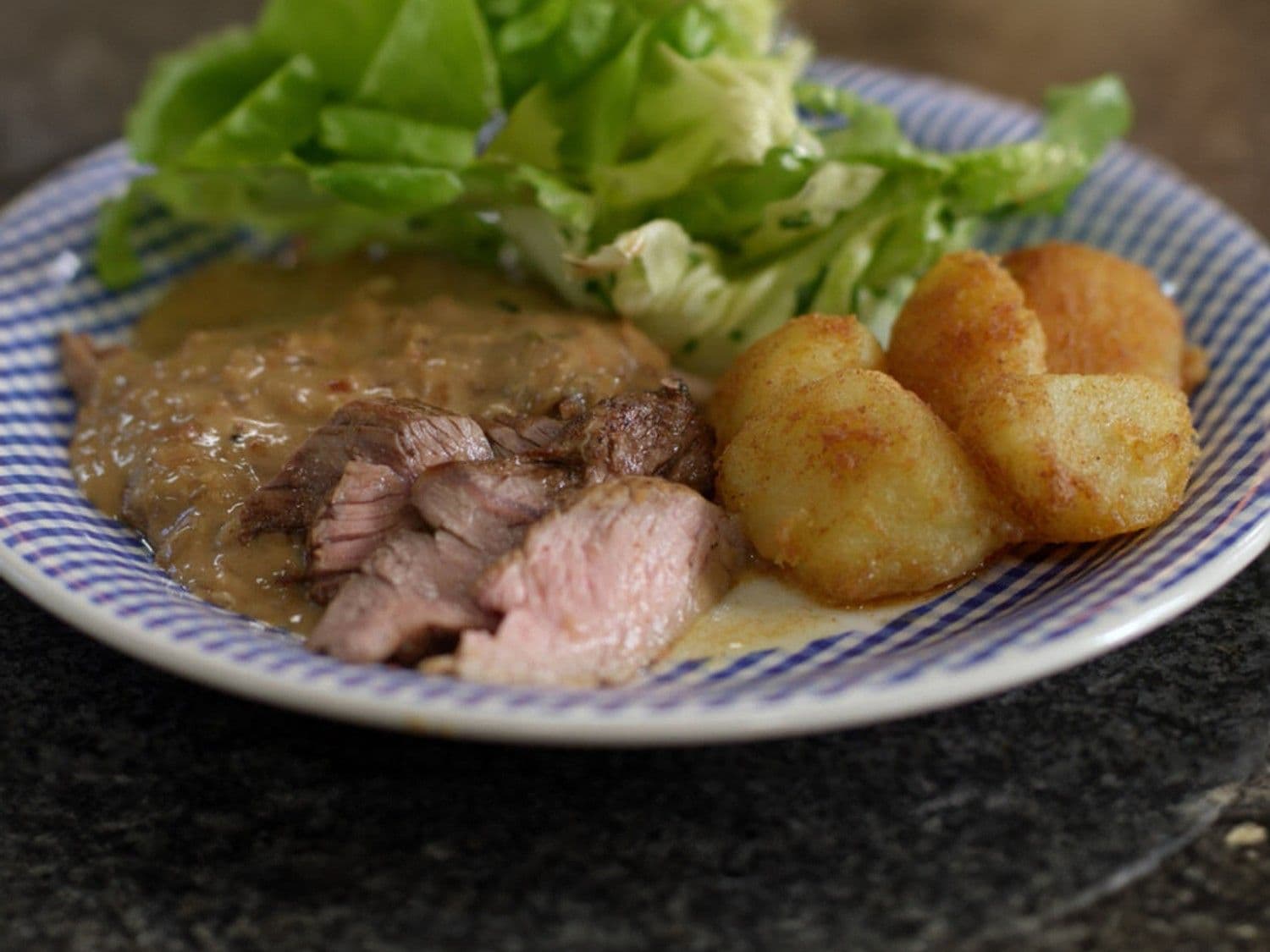 Kalfsonglet met saus van roodbruin bier