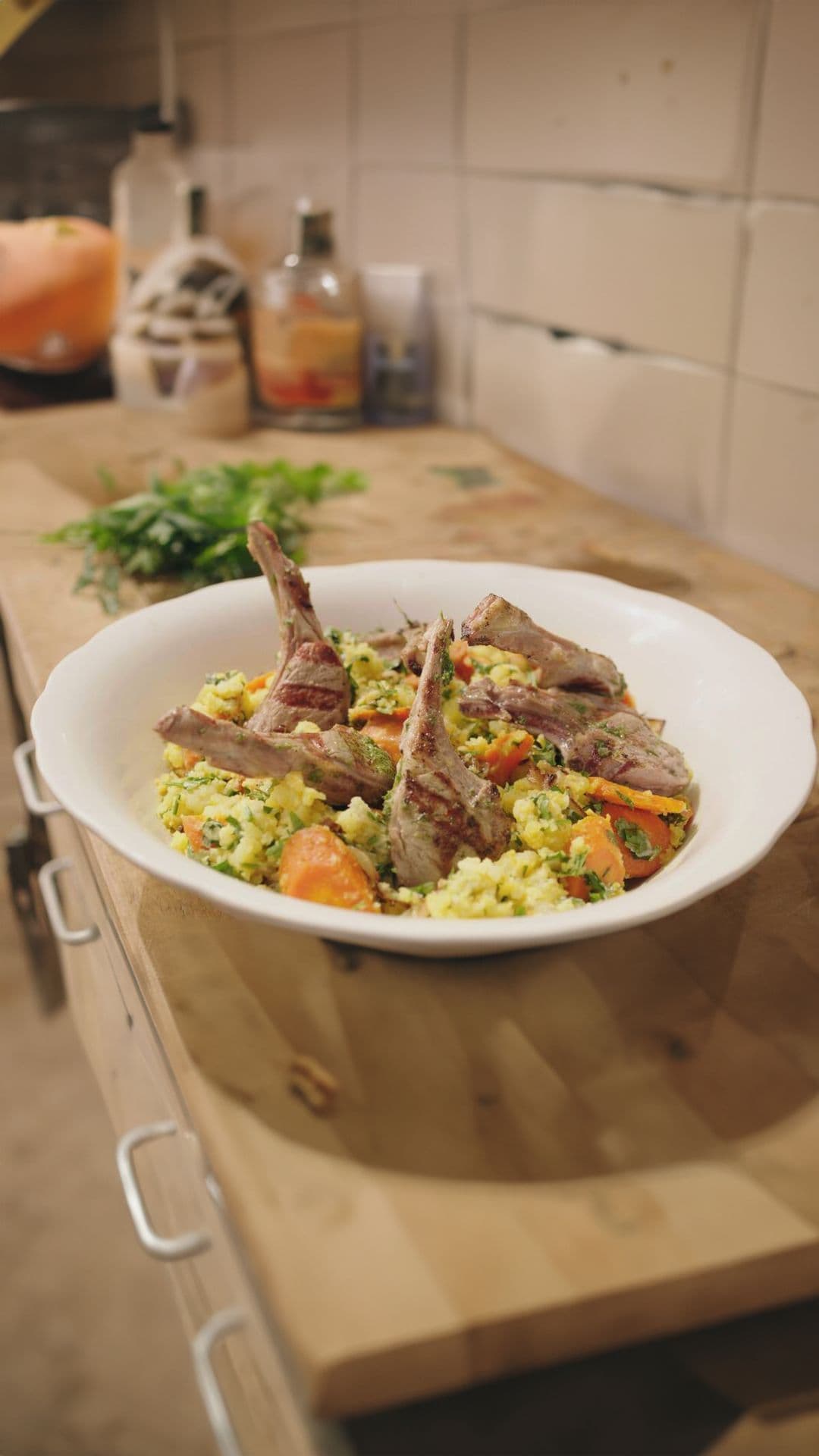 Lamskoteletjes met ras el hanout-puree en wortelen