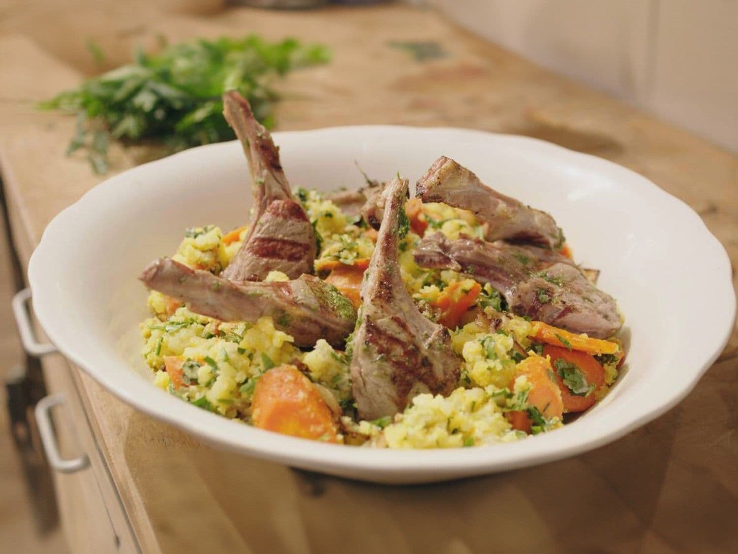 Lamskoteletjes met ras el hanout-puree en wortelen