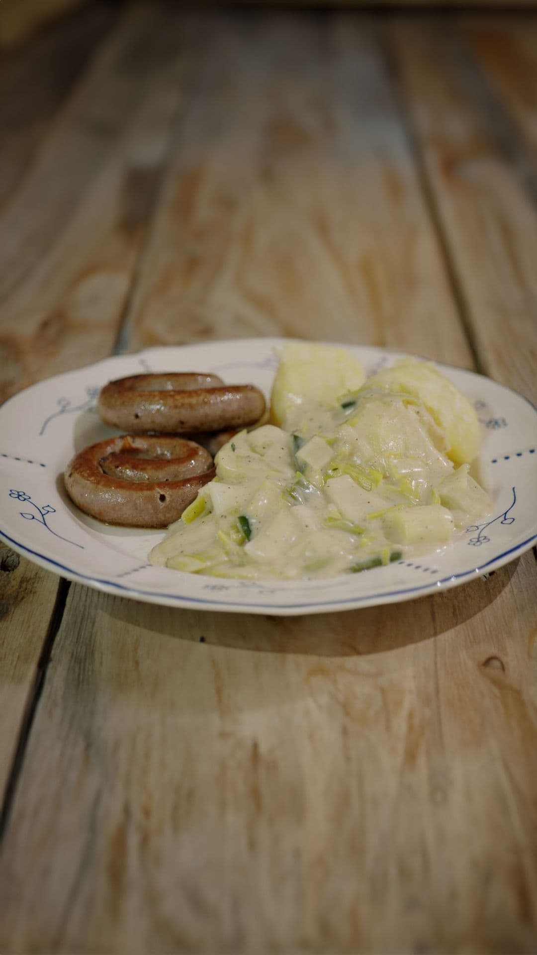 Chipolata met prei in witte saus en aardappelen